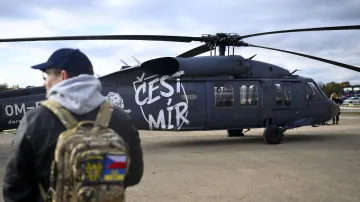 Vrtulník Black Hawk darovaný Ukrajině iniciativou Dárek pro Putina