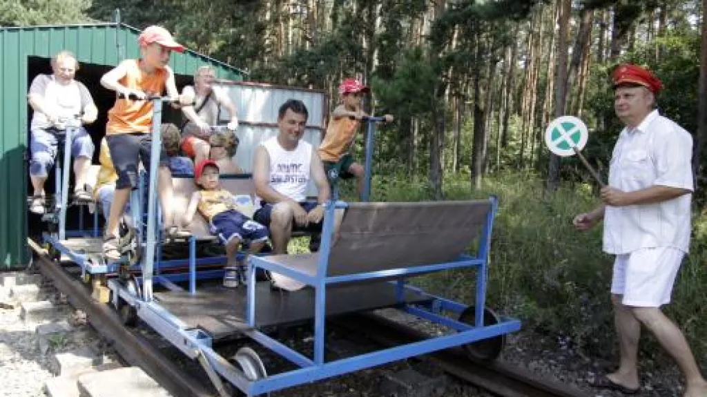 Turisté na drezíně