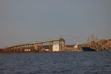 V Baltimoru po pádu mostu pokračuje složitá záchranná akce