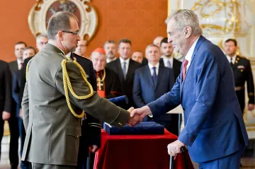 Zeman opět nejmenoval šéfa BIS generálem, povýšil sedm mužů