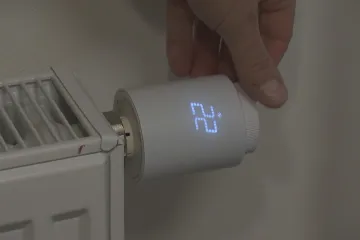 Cena energií na velkoobchodních trzích dál klesá. Většině lidí zůstanou zálohy podobné jako loni