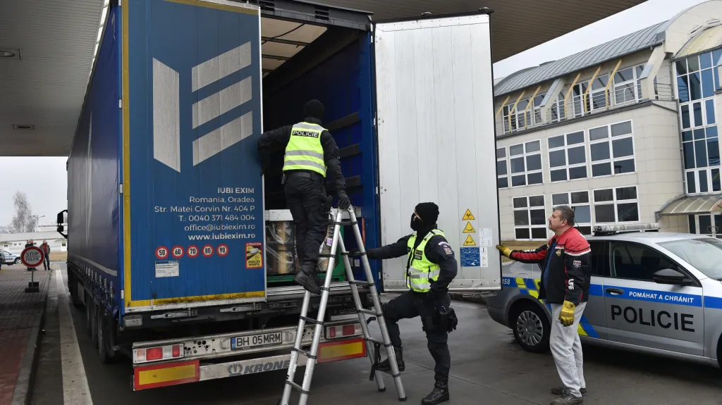 Policejní kontrola kamionu na hranicích v Lanžhotě