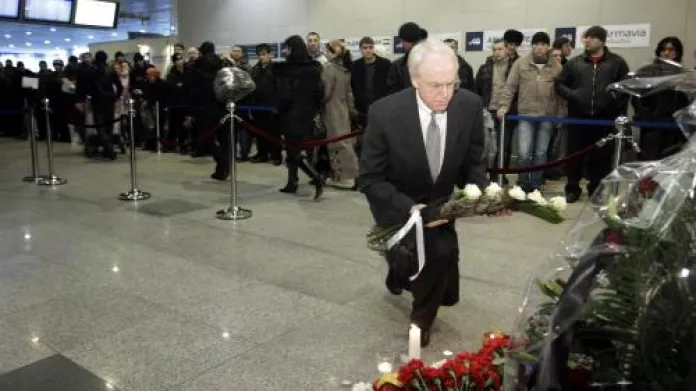 Americký velvyslanec John Beyrle klade květiny u místa výbuchu na letišti Domodědovo