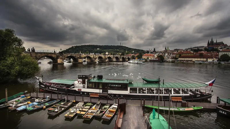 Kotviště lodí pod křižovnickým klášterem u Karlova mostu
