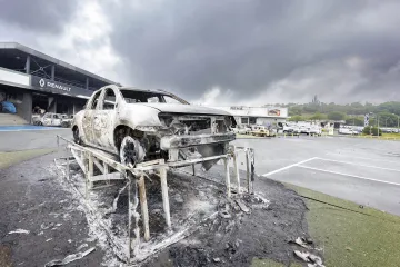 Začala evakuace cizinců z neklidné Nové Kaledonie. Policie zadržela stovky výtržníků