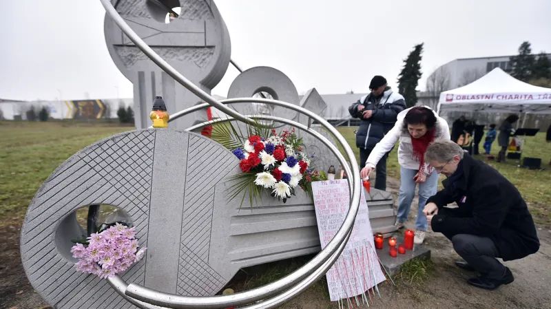 U památníku 17. listopadu v Jihlavě si lidé připomněli události roku 1989. Vpravo je senátor Miloš Vystrčil