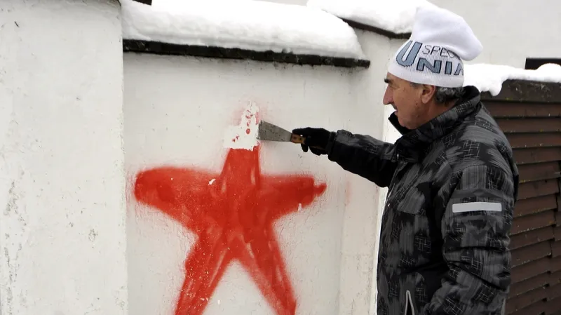 Odstraňování maleb na zdi u novoveselské tvrze