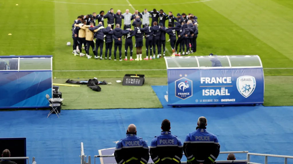 Policisté na tréninku fotbalistů na Stade de France