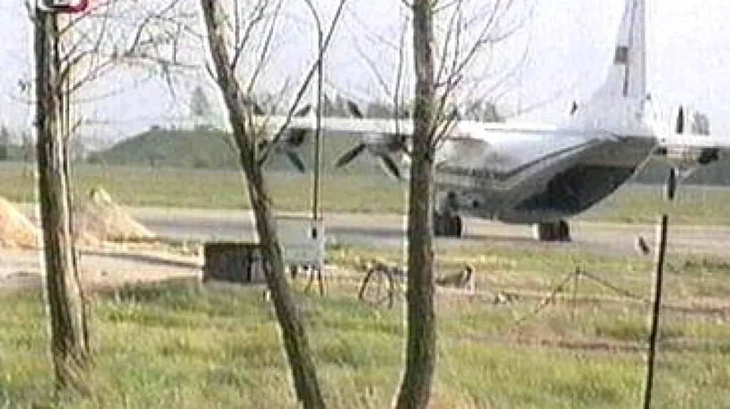 Letadlo na zanedbaném letišti v Milovicích