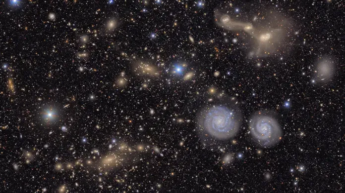 Obrovská kupa galaxií včetně spirálních galaxií, která je asi stomiliardkrát větší než Mléčná dráha