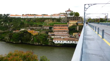 Výrobny Portského na svazích kolem řeky Douro v srdci Porta