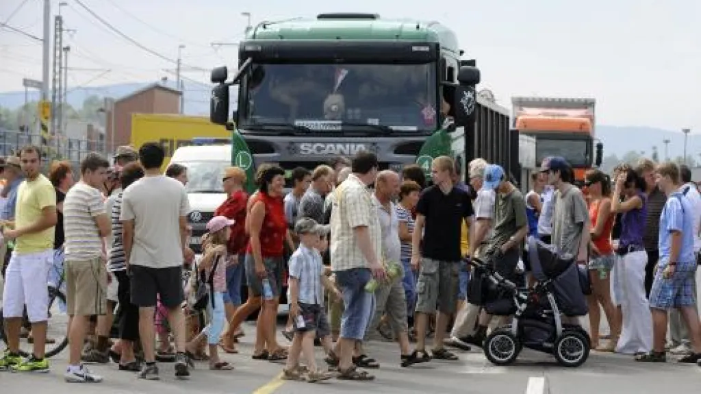 Lidé blokovali přechod pro chodce