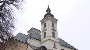 Opravená věž kostel zdobí, druhá úplně chybí