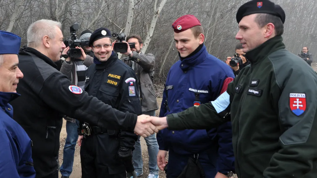 Ministr vnitra Milan Chovanec navštívil 13. prosince v Röszke české a slovenské policisty