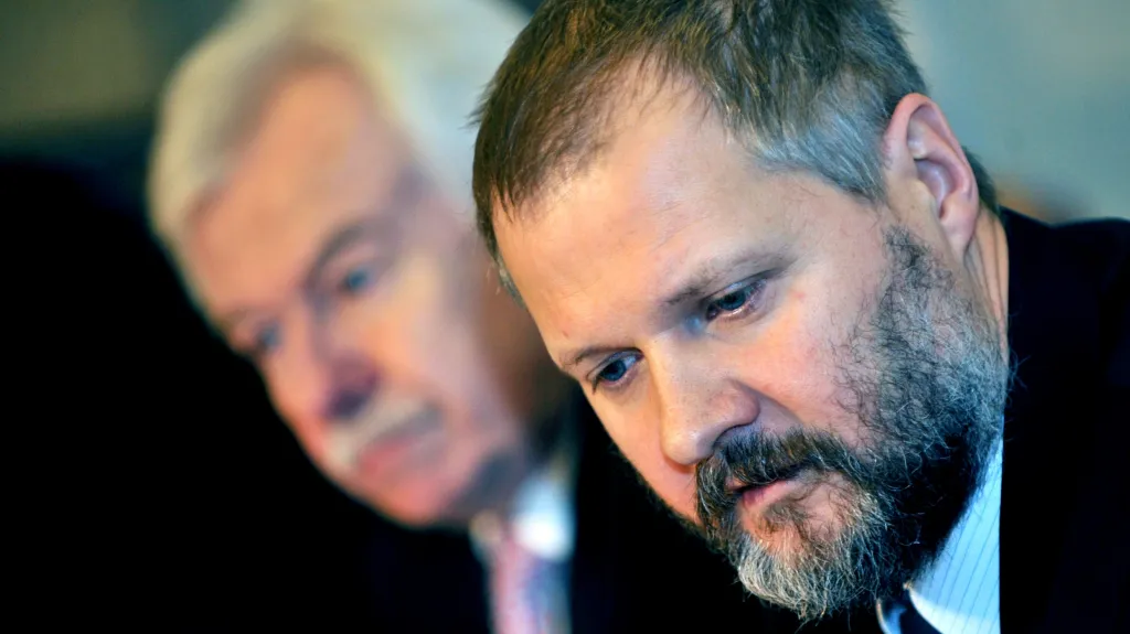 Václav Hampl, v pozadí Richard Hindls