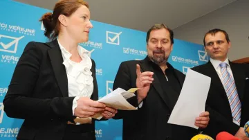 Karolína Peake, Radek John a Vít Bárta