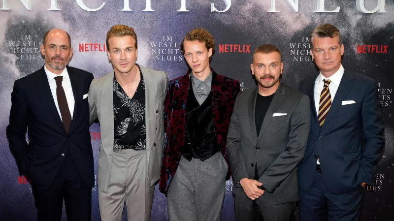 Režisér Edward Berger (vlevo) a herci filmu Na západní frontě klid (2022)