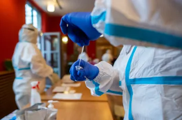 V pátek testy odhalily téměř 15 tisíc nakažených, více než před týdnem