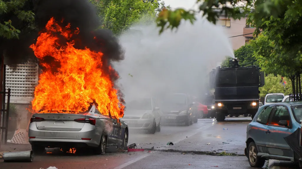 Během nepokojů ve městě Zvečan vzplálo policejní auto