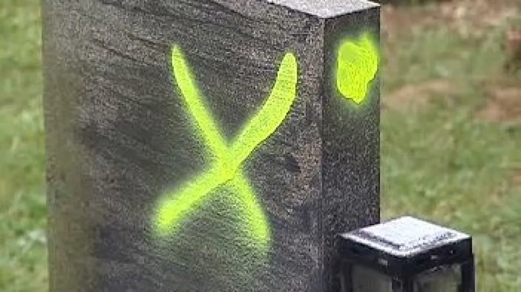 Poškozený náhrobek