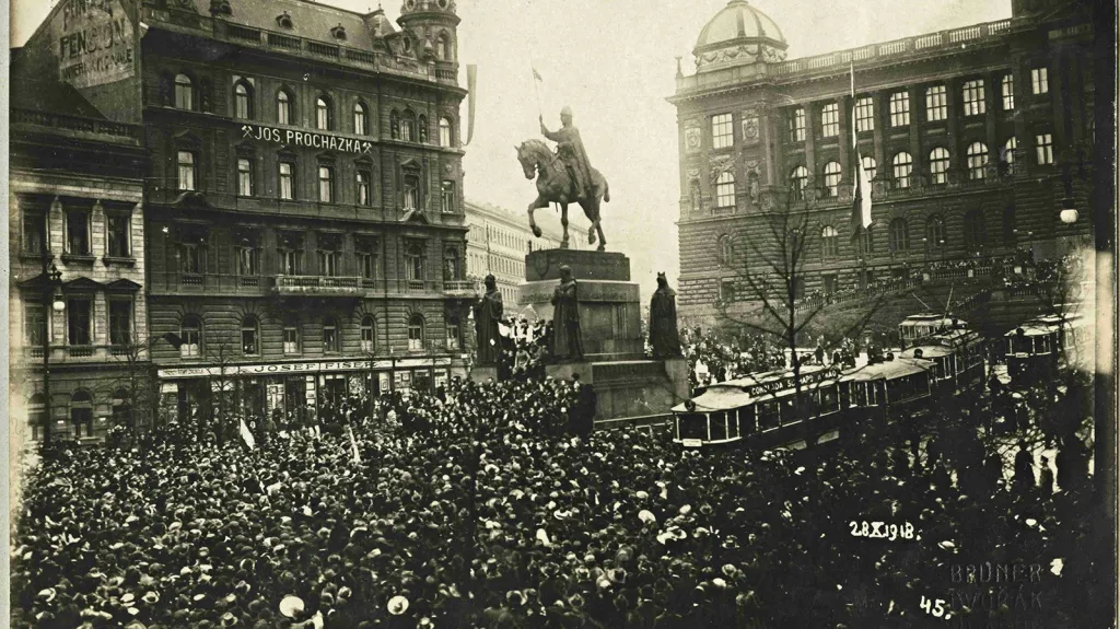 Revoluce, shromáždění lidí kolem pomníku sv. Václava na Václavském náměstí v Praze 28. října 1918