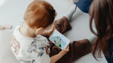 Batole s mobilním telefonem (ilustrační snímek)