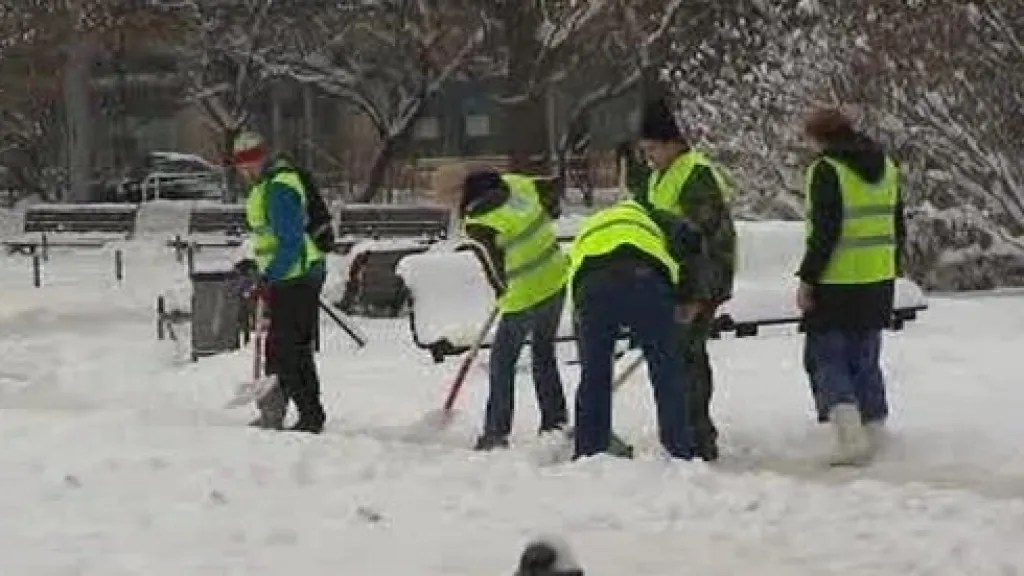 Úředníci v boji proti sněhu