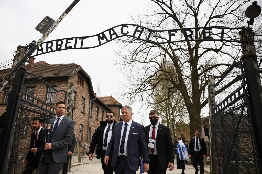 Pochodu živých se zúčastnil i izraelský ministr školství Jo'av Kiš, aby se poklonil památce milionů obětí zavražděných během 2. světové války