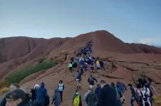 Australská hora Uluru se uzavírá turistům. V poslední době mířilo na vrchol až tisíc lidí denně