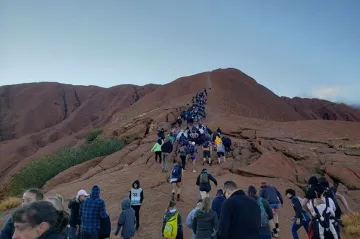 Australská hora Uluru se uzavírá turistům. V poslední době mířilo na vrchol až tisíc lidí denně