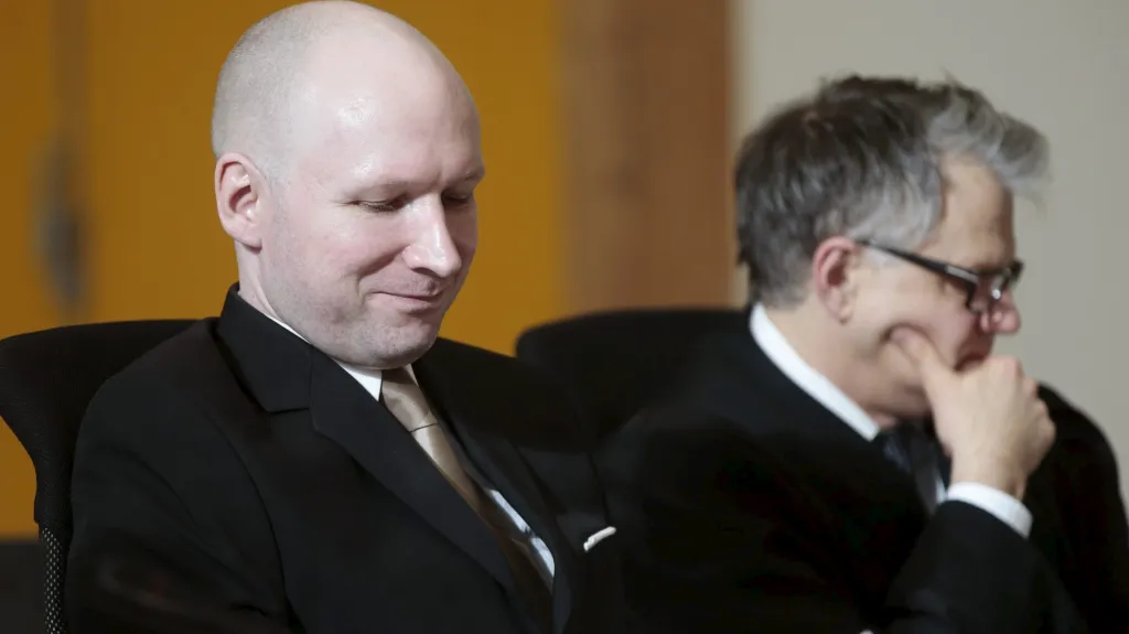 Breivik (vlevo) se svým advokátem