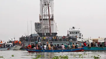 Záchranáři pátrají po obětech lodního neštěstí v Bangladéši