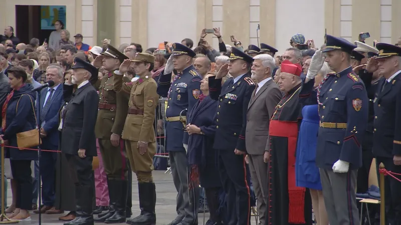 Prezident Pavel na výročním předání bojového praporu Hradní stráže s představitelem zosobňujícím T. G. Masaryka