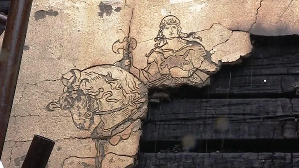 Torzo sgrafita od Mikoláše Alše ve vyhořelé chatě Libušín