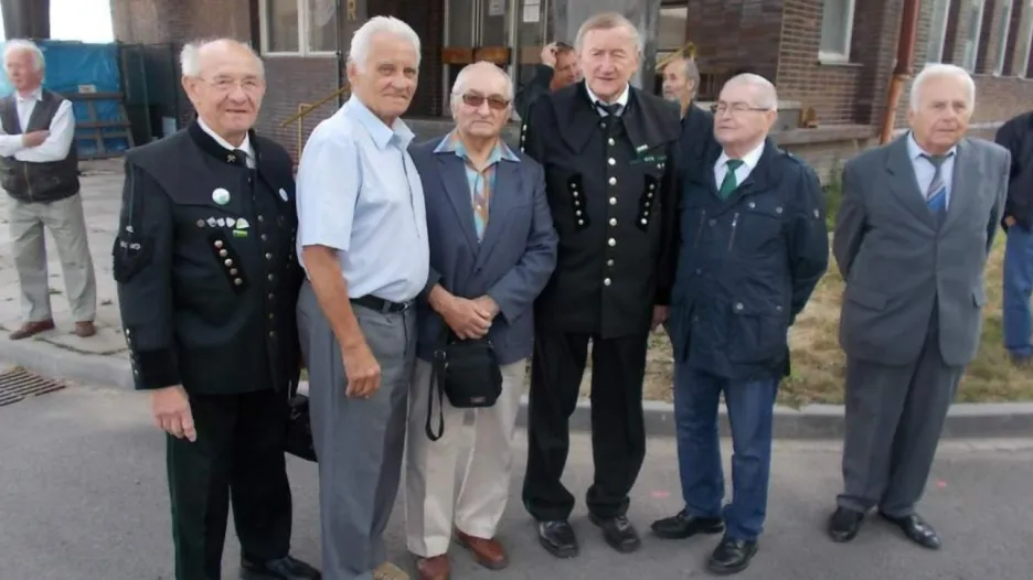 Důlní měřič a záchranář Eduard Kolarz (v popředí, druhý zleva)
