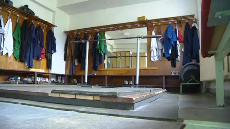 Zázemí pardubického stadionu s provizorní posilovnou