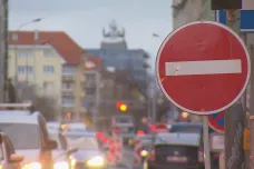 Řidiči na pražském Žižkově musí počítat s komplikacemi v Hartigově ulici, začaly opravy vodovodu a silnice