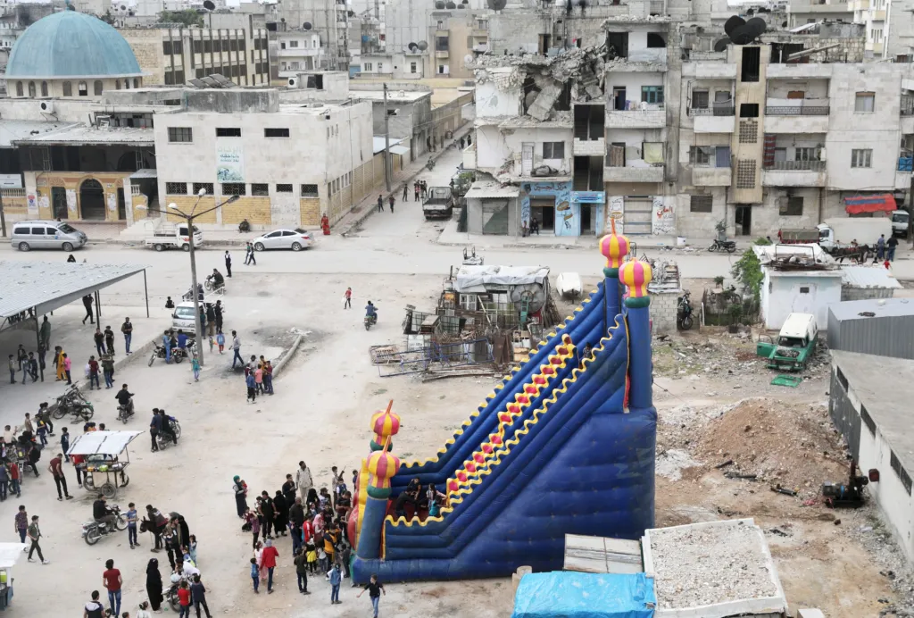 Děti v Idlibu v Sýrii dostaly možnost užít si zábavu na nafukovacím  skákacím hradě