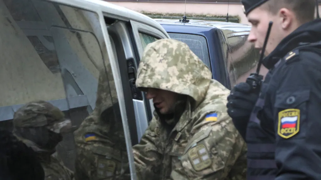 Jeden ze zadržených ukrajinských námořníků před soudem v Simferopolu