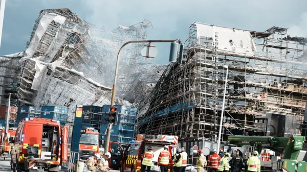 Fasáda historické budovy kodaňské burzy se zřítila