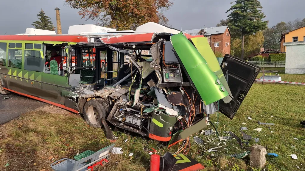 Autobus po srážce s vlakem, ke které došlo ve Vrchlabí