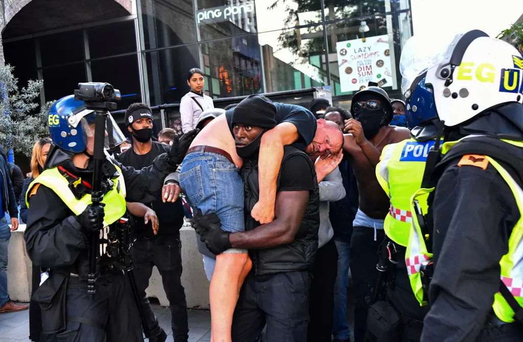 Mnoho světových mediálních agentur označilo snímek Dylana Martineze za fotografii, která bude symbolizovat boj proti policejnímu násilí a rasismu. Na fotce Afroameričan Patrick Hutchinson, který demonstrantuje za práva Afroameričanů, nese zraněného krajně pravicového demonstranta. Ten byl zraněn poblíž stanice Waterloo v Londýně během protestu Black Lives Matter