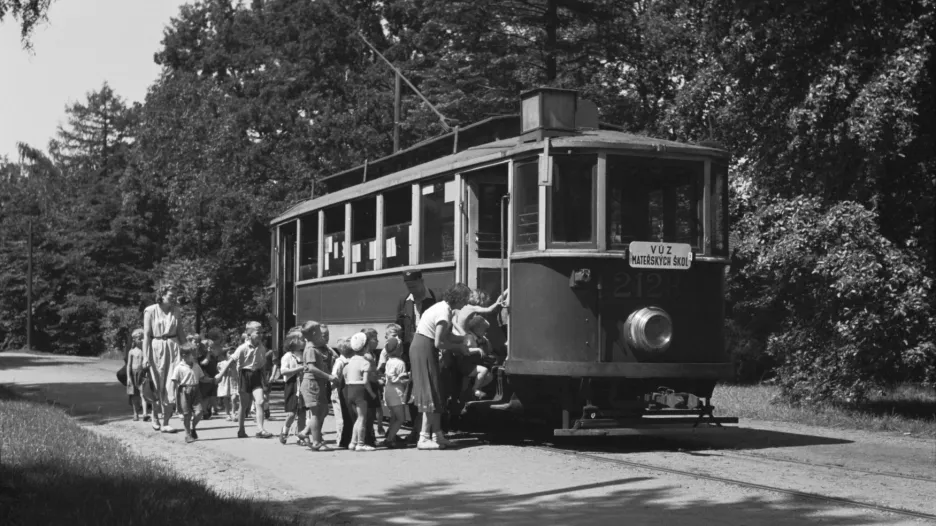 I po zrušení vozovny ve Stromovce bylo možné na trati, která k ní vedla, spatřit tramvaje. Občas tam byly vozy odstavené, na snímku je vůz mateřských škol, do kterého po vycházce nastupují děti
