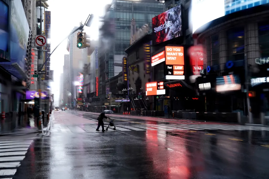 Téměř prázdná ulice u Times Square v New Yorku po vypuknutí koronaviru (23. březen 2020)