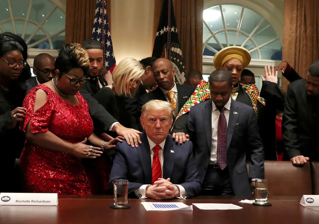 Afroameričané se modlí s americkým prezidentem Donaldem Trumpem v Bílém domě ve Washingtonu