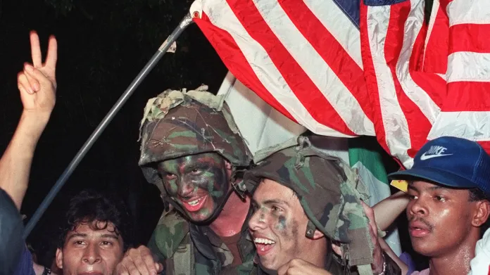 Obyvatelé Panamy vítají americké vojáky koncem roku 1989