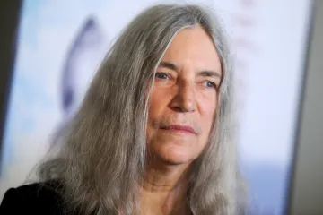 Recenze: Oddaná Patti Smith splétá celé mračno literárních šípů