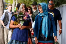 V Christchurchi se místo koncertu konala tryzna za oběti útoku v mešitách. Přišly desetitisíce lidí