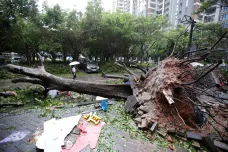 Mangkhut zeslábl na tropickou bouři, do Číny ale přináší další silné lijáky