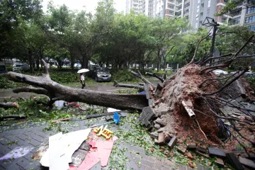 Mangkhut zeslábl na tropickou bouři, do Číny ale přináší další silné lijáky